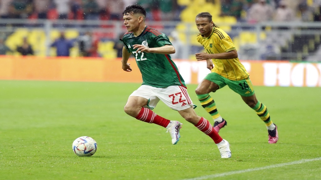 Mexico's Hirving Lozano (left) and Jamaica's Bobby De Cordova-Reid battle for possession during their Concacaf Nations League fixture at the Estadio Azteca in Mexico City on Sunday, March 26, 2023. (PHOTO: Concacaf.com).