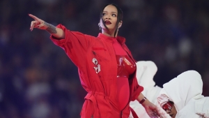 Pregnant Rihanna shines like a diamond at Superbowl