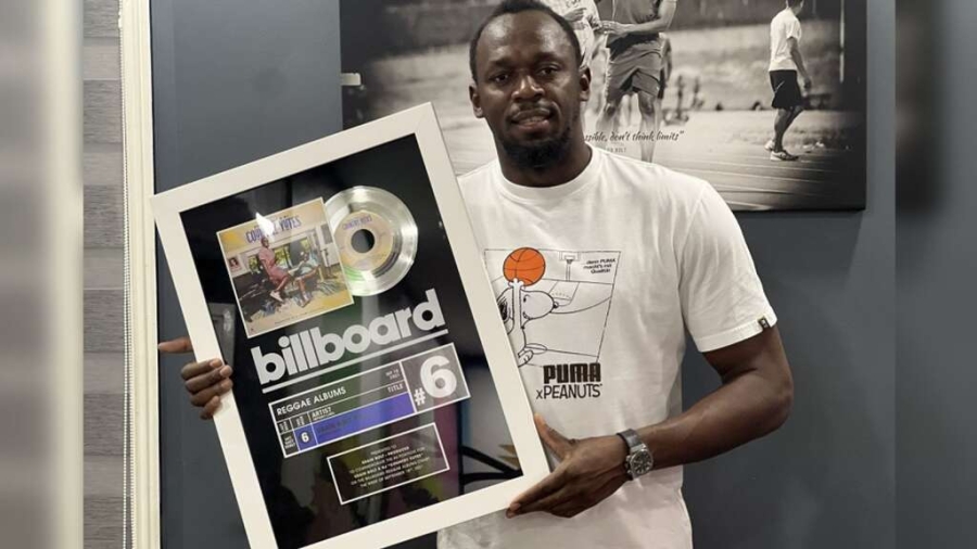 Bolt receives Billboard plaque for album Country Yutes